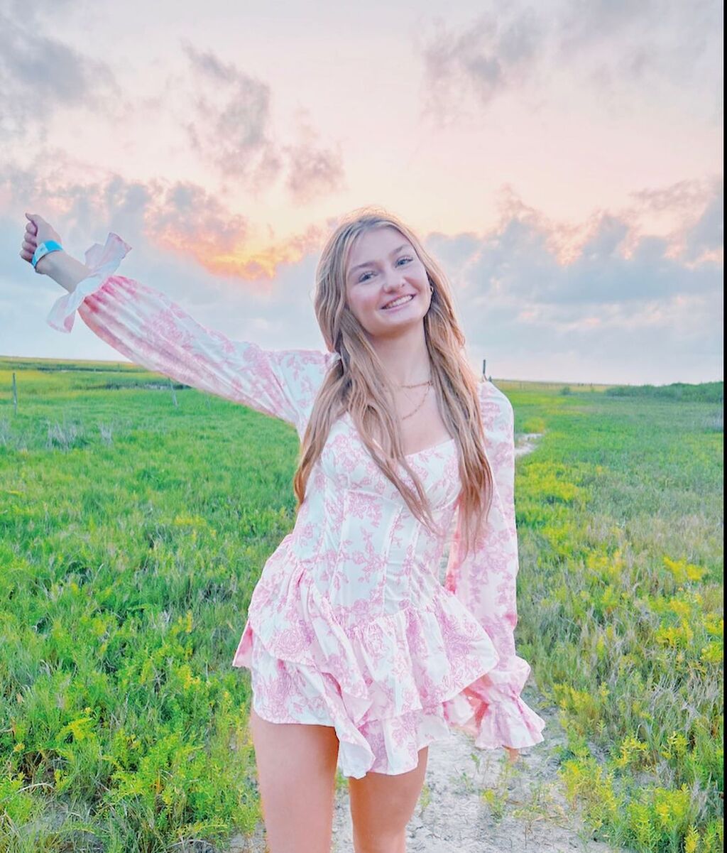 Kenzie Yolles Wiki, Age, Height, Twin, Net Worth