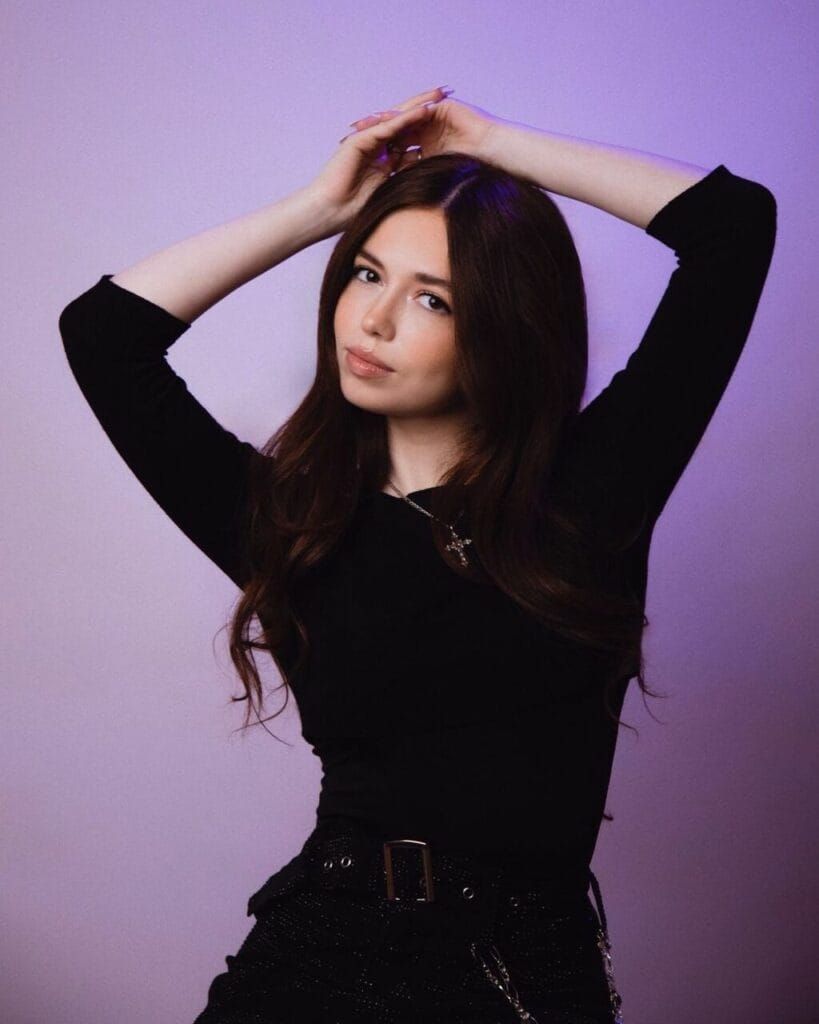 Mara Justine pose