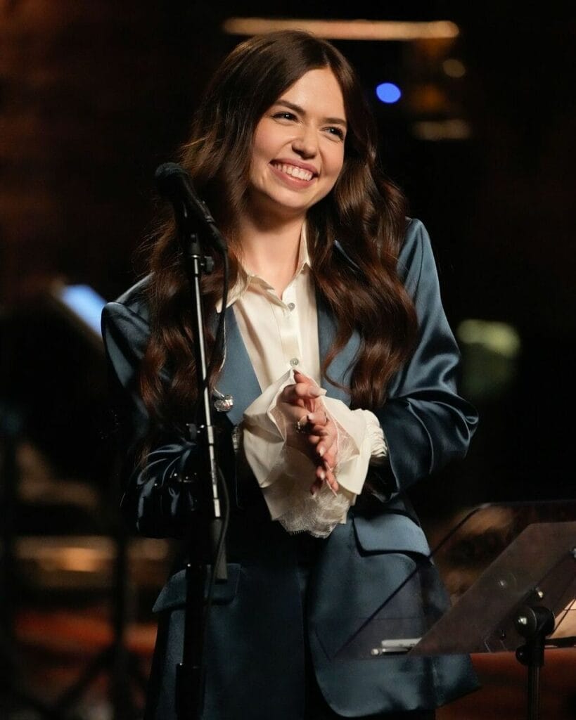 Mara Justine during singing