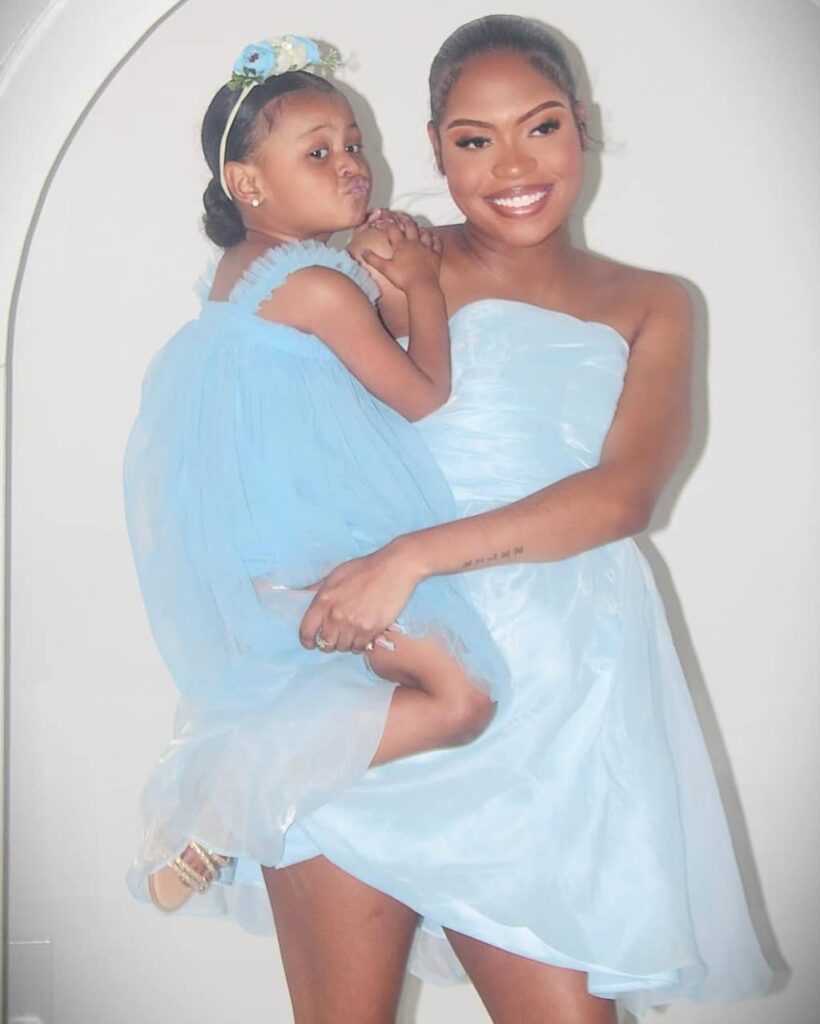 Dasia Temia with her daughter