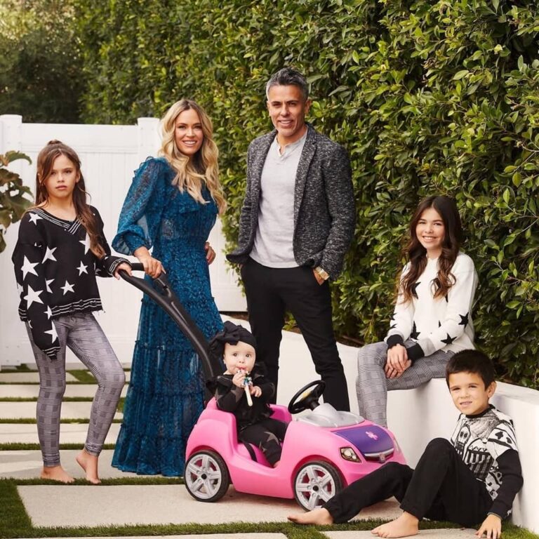 Edwin Arroyave with his family