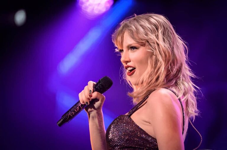 why does Taylor Swift always wear red lipstick
