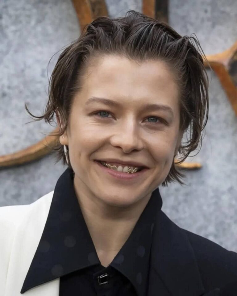 Emma D’Arcy Age, Partner, Family, Net Worth, Height Emma DArcy smile