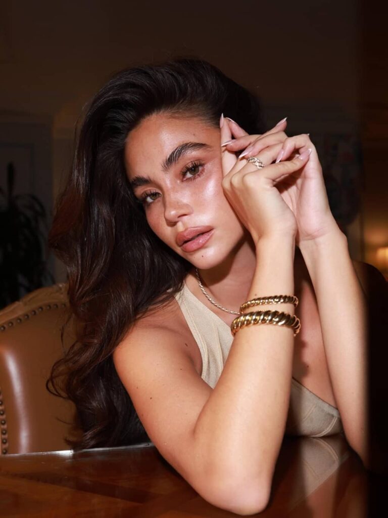 Christina Nadin Wiki, Age, Boyfriend, Mother, Height, Net Worth Christina Nadin pose