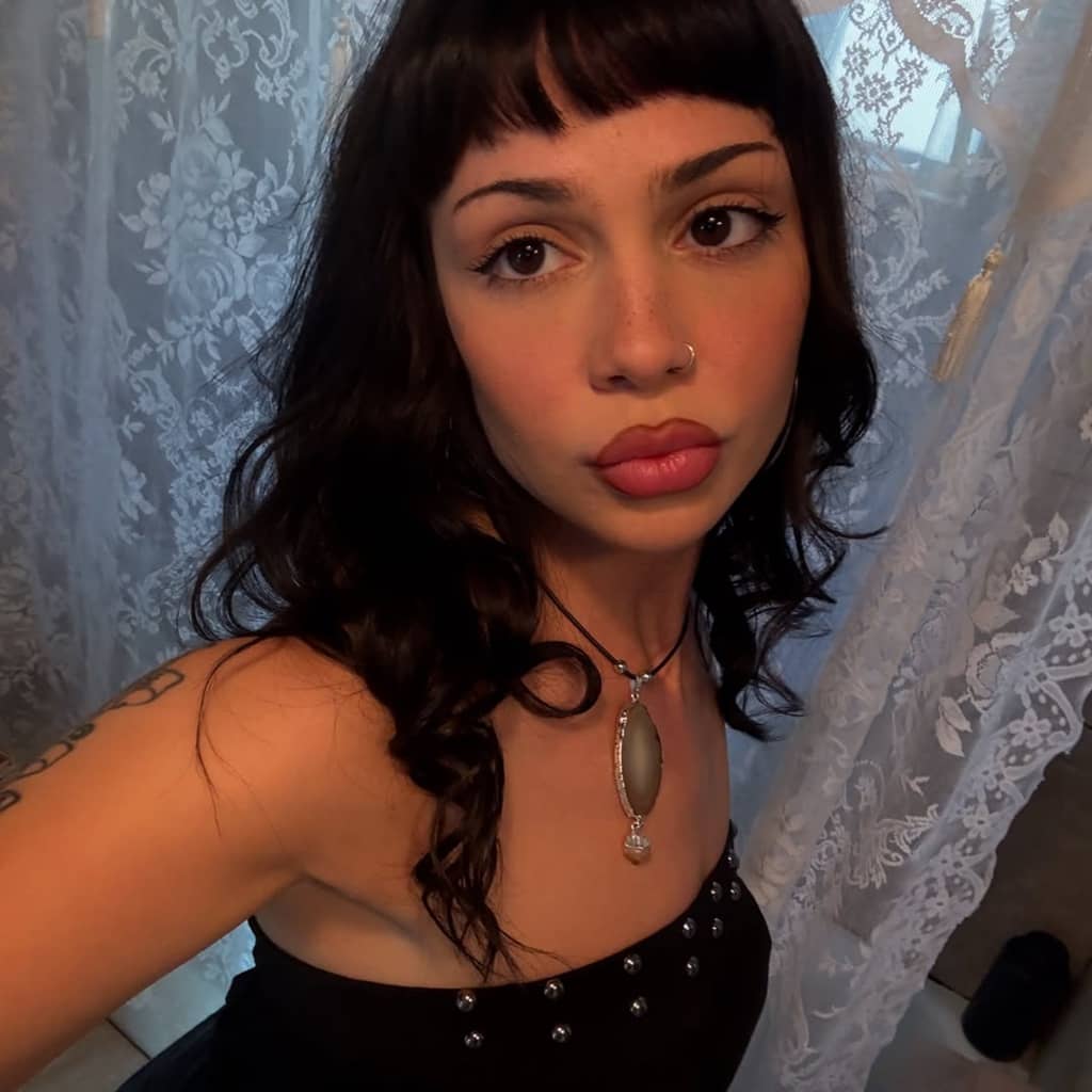 Almondmilkhunni pose